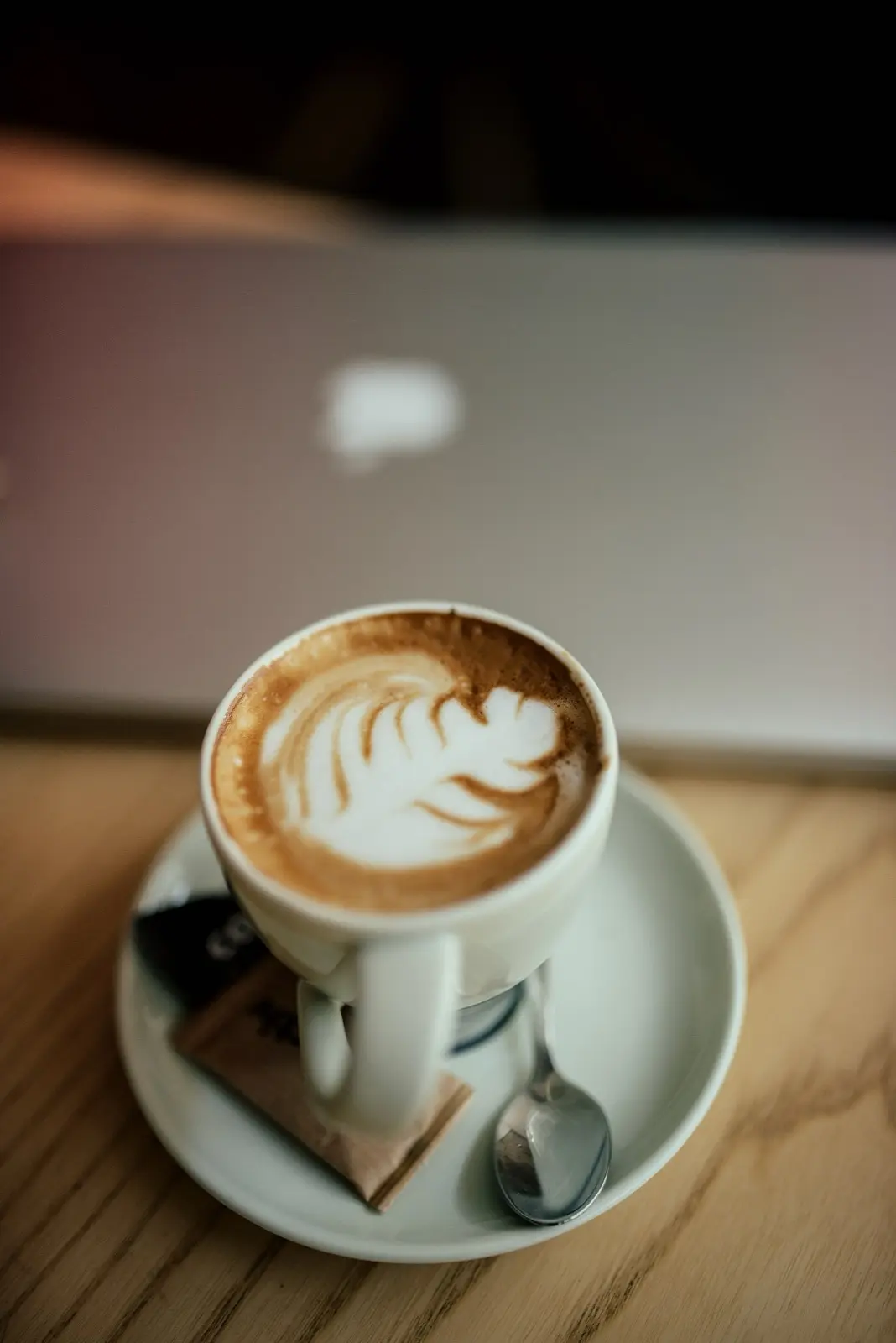 กาแฟลาเต้บนโต๊ะทำงาน